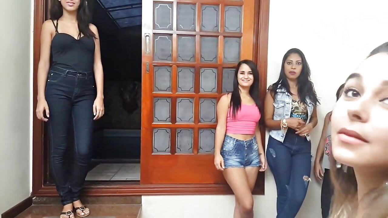 लेस्बियन शीर्ष लड़कियों को चूमने के लिए कतार को चूम रही है