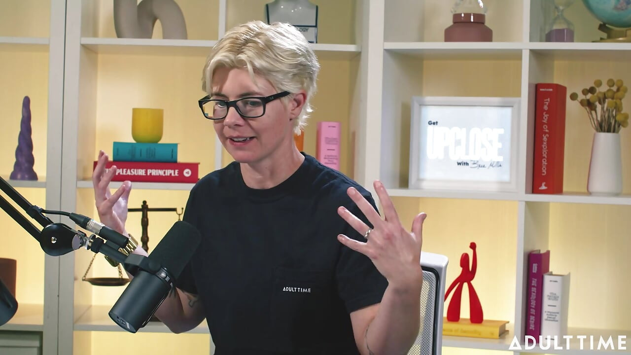 Khloe Kingsley spruter på kamera og Red Flags the Adult Time Podcast