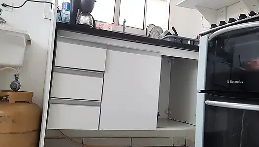 Er ließ General seinem Freund frei, nachdem dieser einen sinnlichen Tanz gemacht hatte, was den Jungen geil machte