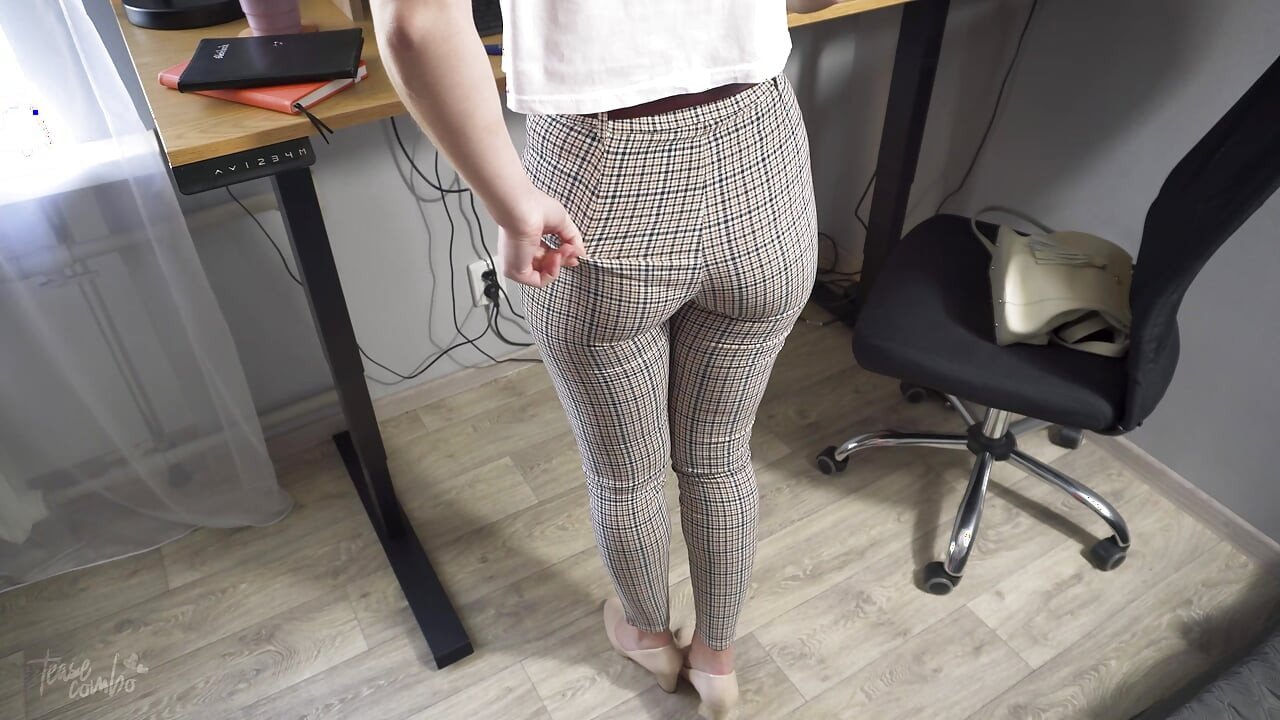 オフィスガールがフルバックパンティ姿で尻をからかう
