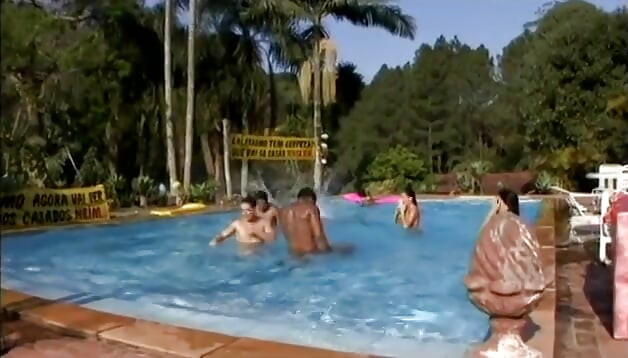 Une superbe latina se fait enculer lors d'une soirée piscine