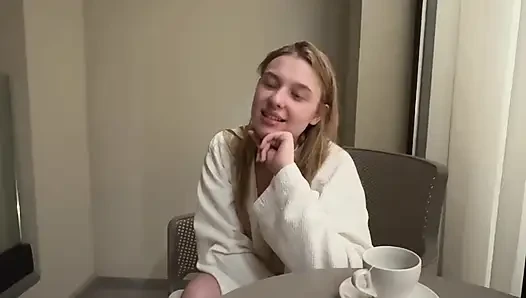 Büyük yaraklı bir kurye jucie porno aktrisini sikiyor ve amına boşalıyor