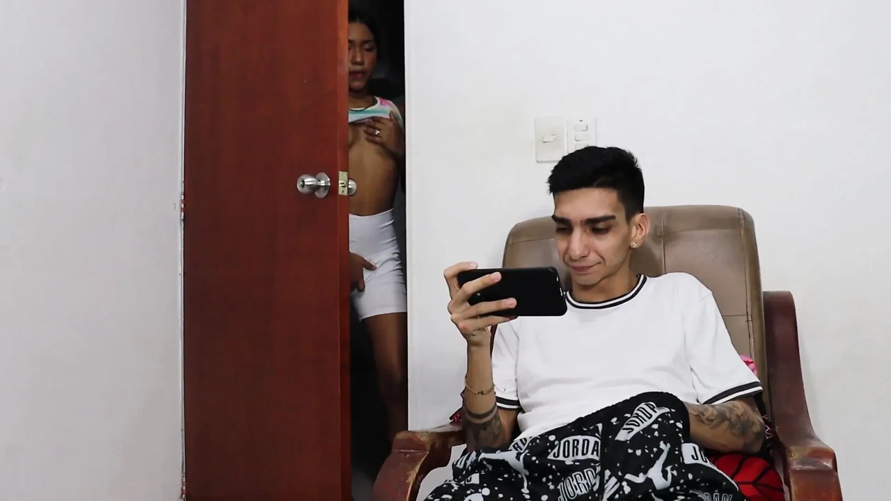 MY STEPSISTER WAS DOING THE CLEANING IN THE ROOM AND SEDUCED ME TO FUCK HER BECAUSE SHE WAS STRESSED, I PUT MY COCK IN HER VERY RICH