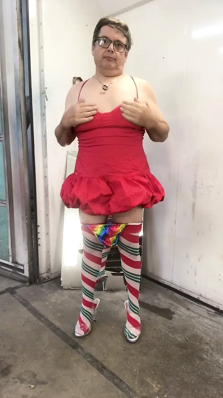 Маленька червона сукня