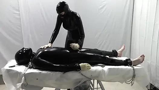 Bayan Dominatrix ve bir köle üzerindeki deneyleri.