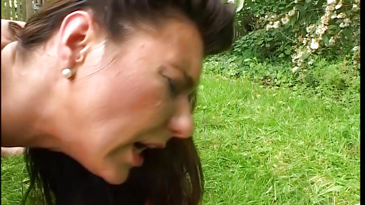 Ženy na špatné cestě! Jsou mokré a hladové a berou si, co potřebují!