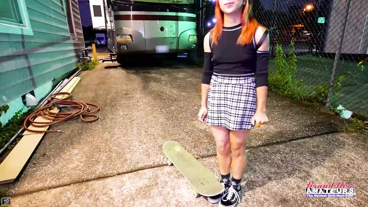 热辣的溜冰女孩Keyton Keem用鸡巴填满她的小穴！