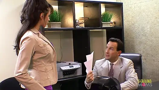 Dansçıları ofise davet eden dansçılar orta yaşlı seksi kadınlar için iki dölleme ile grup sekse dönüşüyor