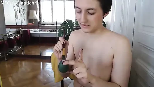 Ostara üstsüz yumurta sanatı ve travesti