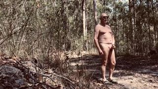 Camminando nuda nel bush australiano