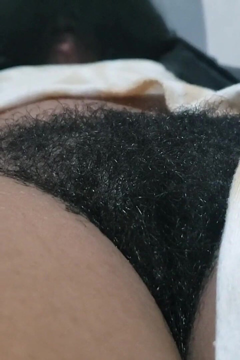 毛茸茸的星星在大膽而親密的感性存在中展示她的自然貓咪