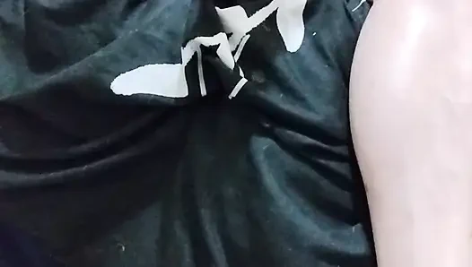 Массажирую мои ступни и ноги маслом