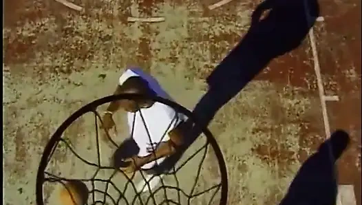 Черно-белый секс вчетвером, трахаю задницу, лизание киски в позе 69