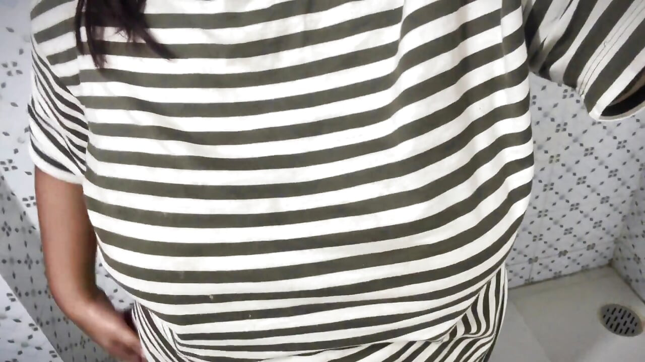 Árabe banheiro público, bunda grande e peitos enormes, gostosa depois da faculdade!