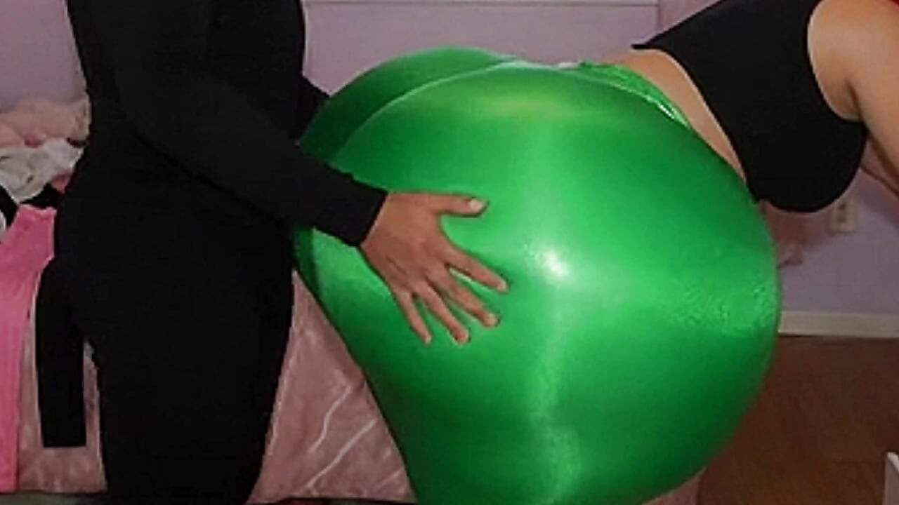 สาวตูดใหญ่ในเลกกิ้งสีเขียวแน่นโดนกดจัดหนักในห้อง
