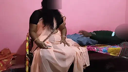 Ibu tiri duduk di sebelahku dan aku mendominasi anaknya dan ngentot dia habis-habisan.