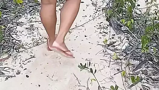 亚马逊的天堂海滩。屁股展示。