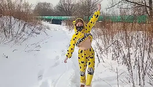 Ich ging in meinem schlafanzug im schnee spazieren und zog mich aus ️