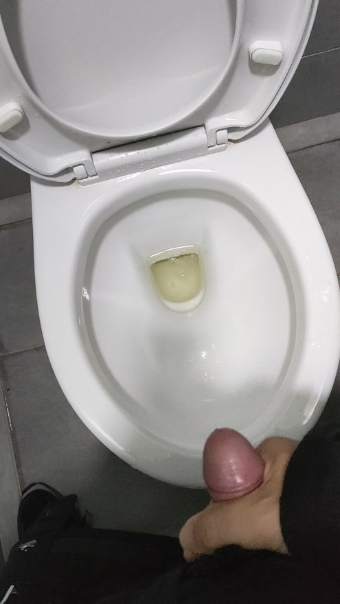 Szybka masturbacja w toalecie w godzinach pracy