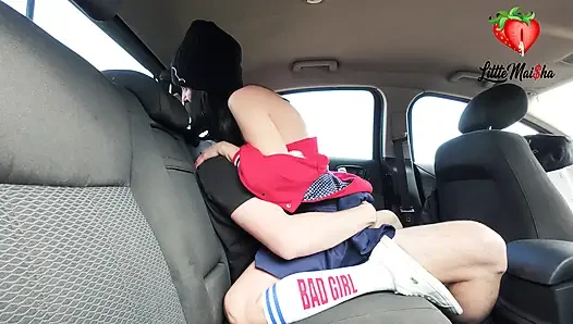 Enge und dünne schwarzhaarige basketballspielerin wird im auto eines fremden hart gefickt