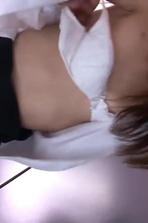 オフィスの誘惑 - パンティなしの同僚が突然彼の目の前で服を脱ぐ パート2