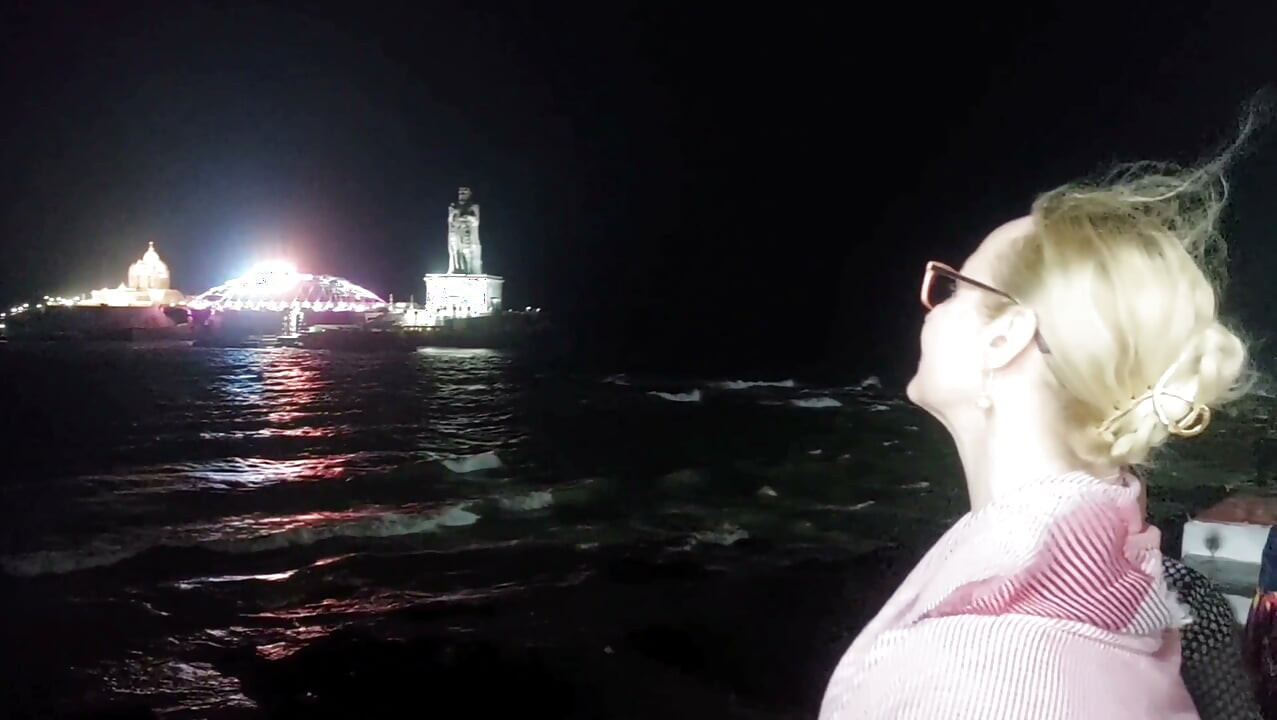 금발의 성숙한 아내가 그 사이에 섹스를 즐긴다