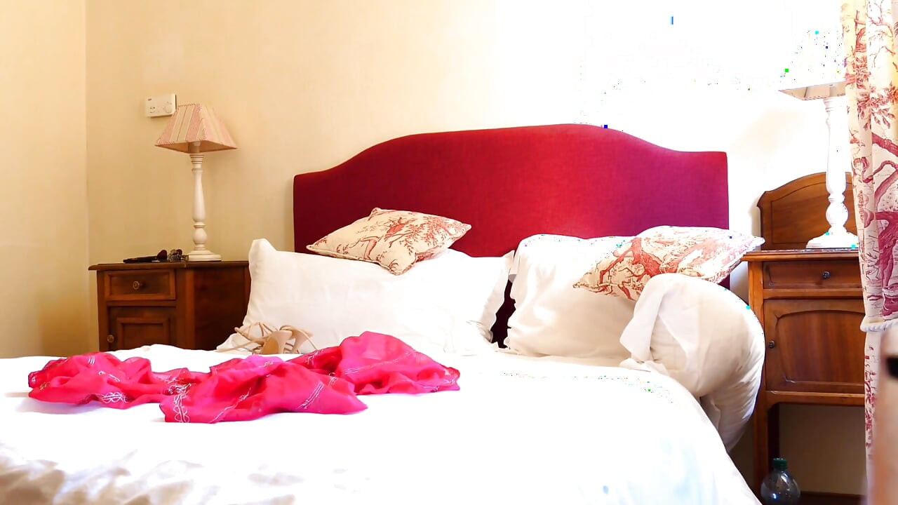 Bed posing in heels and sex