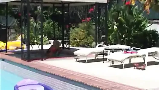 Büyük memeli fahişe açık havada sikiliyor