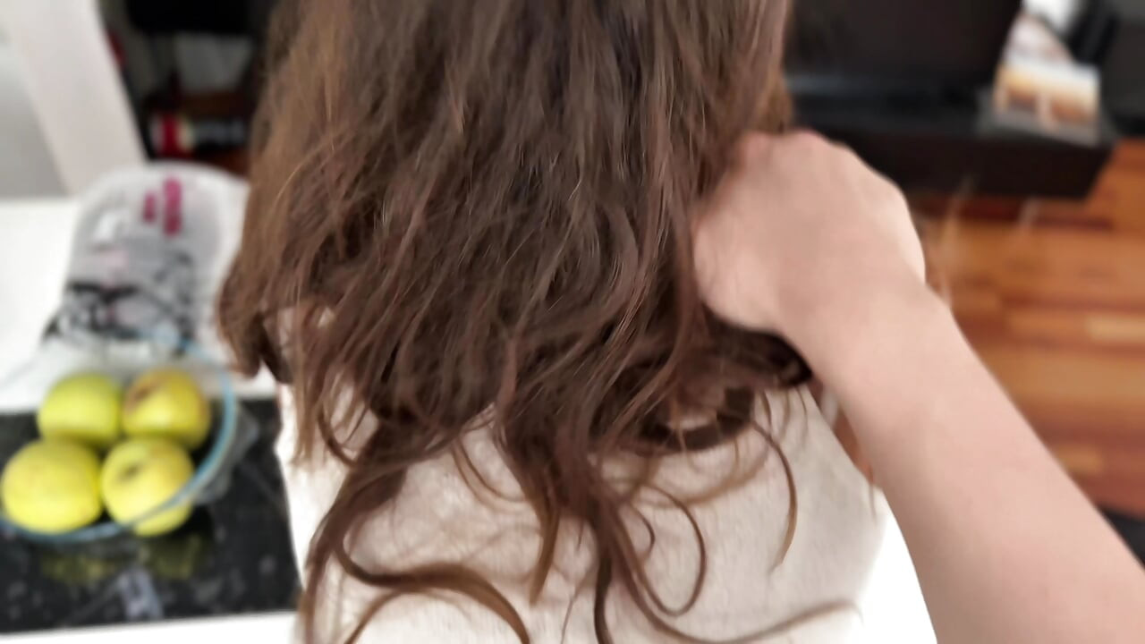 Intensa garganta profunda engasgando boquete no sofá