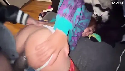 Я застукал его за просмотром хентай порно лол, поэтому я позволила ему использовать мою задницу, чтобы подрочить рождественский трах