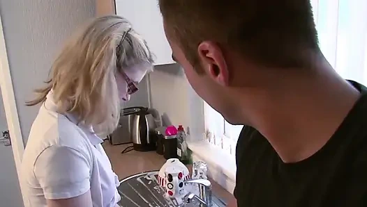 Azgın sarışın genç kız mutfakta sikiliyor ve sağıyor
