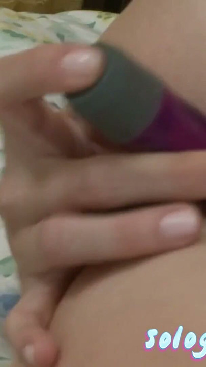 섹시한 몸매를 보여주고 보지를 자위하는 핫한 갈색 머리 십대 | 클립 3