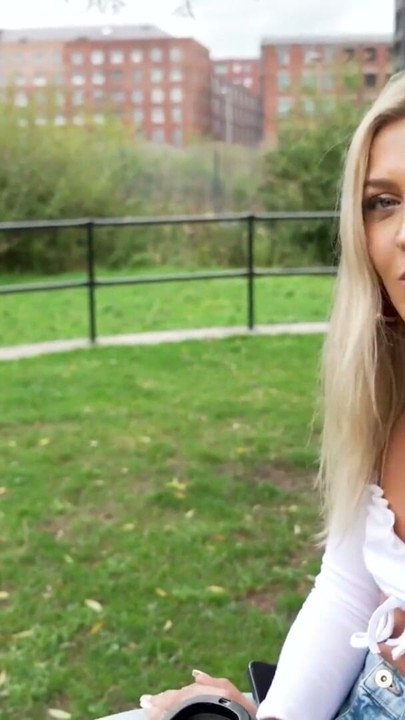 İngiliz orta yaşlı seksi kadın Rhiannon Ryder yabancıyla tanışıyor ve onu yarağına susamış ağzına boşaltıyor - shag street | Klip 1