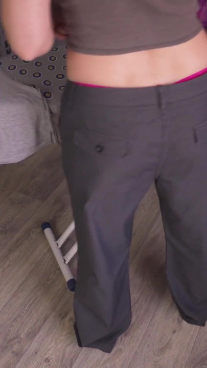 그녀의 바지가 ENF 페티쉬에 떨어지는 것을 눈치채지 못하는 섹시한 마누라 | 흑인 대물 자지와 섹스하는 흑인 대물