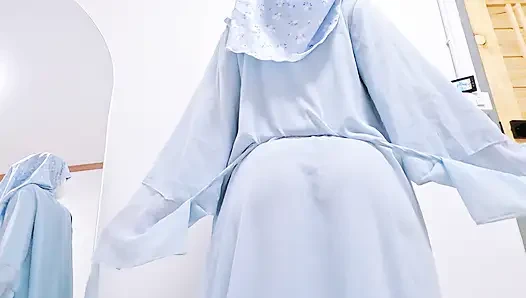 Pov: gadis berhijab dengan pantat montok dan biru abaya menggoda.