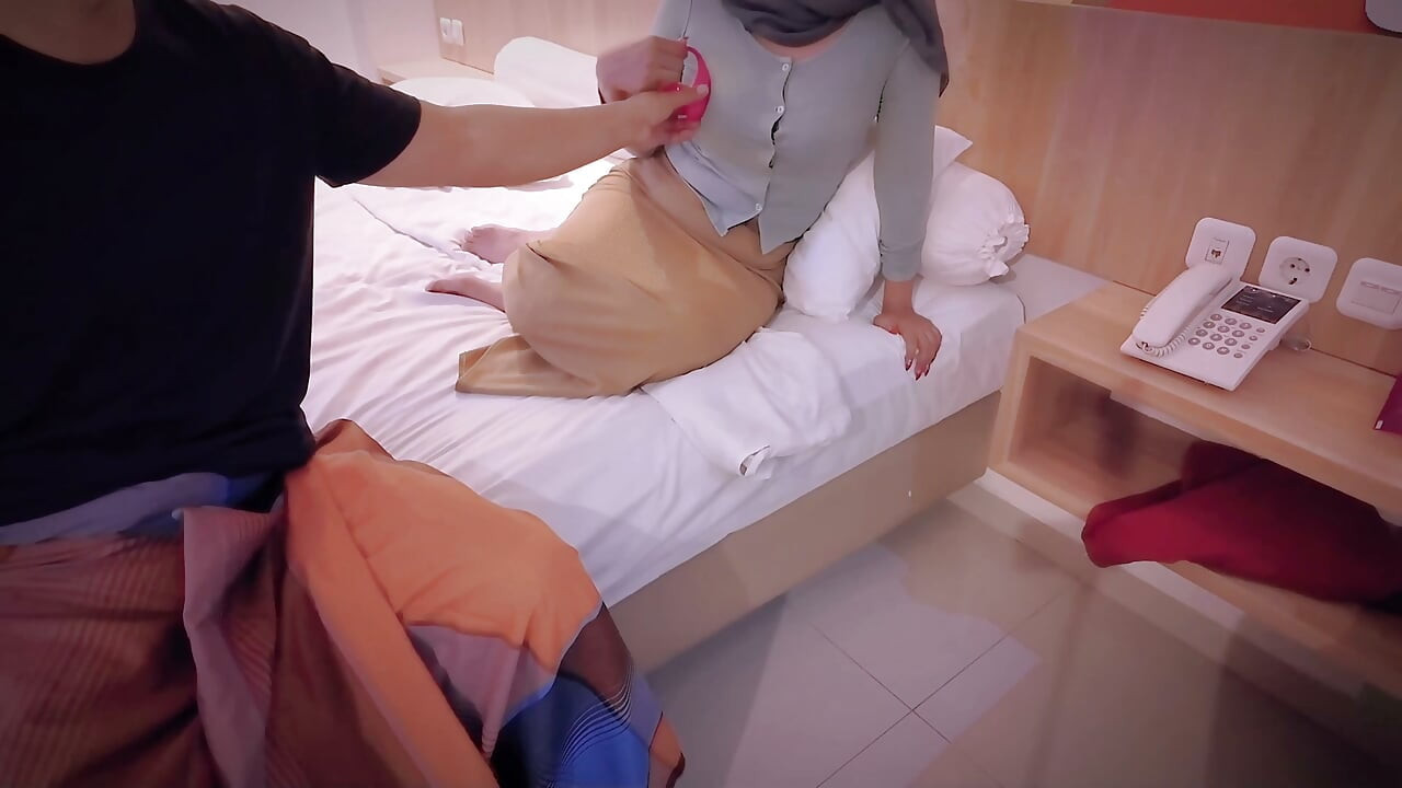 Tatangga terobsesi janda hijab montok yang kesepian, mendatangi secara diam-diam lalu mengajak berhubungan seks menggunakan vibrator