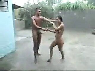 Sexo indiano chuvoso ao ar livre