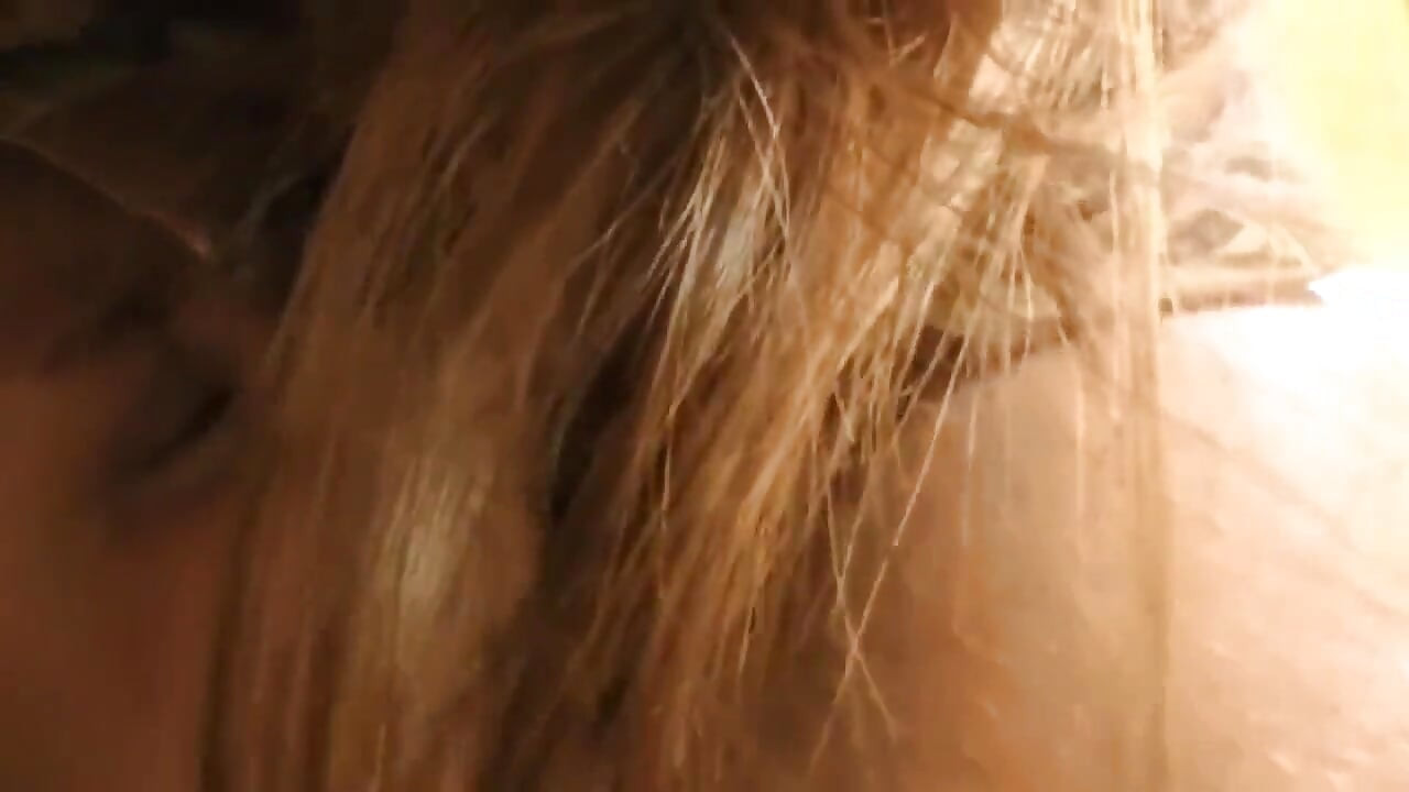 Maiara和奴隶Ariel和Vanessa舔舐女同调教阴户