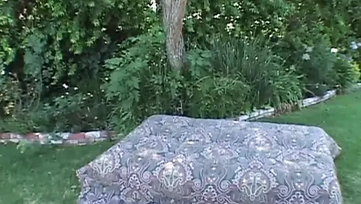 Riesigen schwarzen schwanz im arsch ... schwarz und weiß im garten