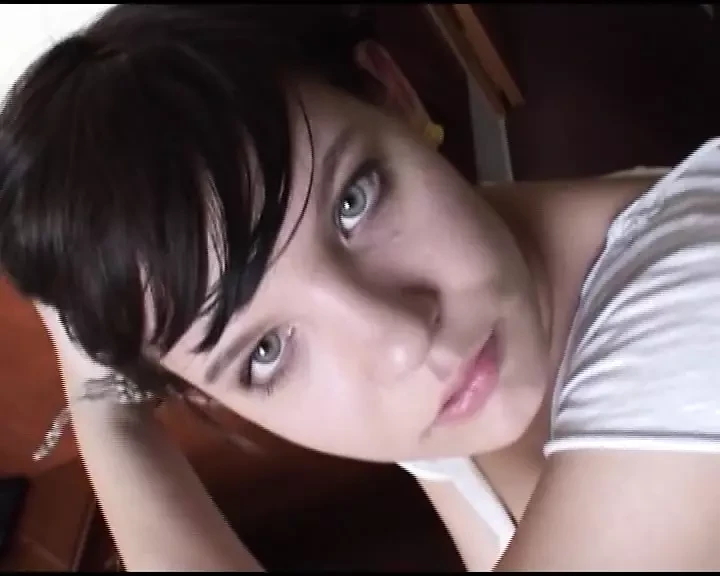Sexy cagna tedesca si riempie di un grosso dildo