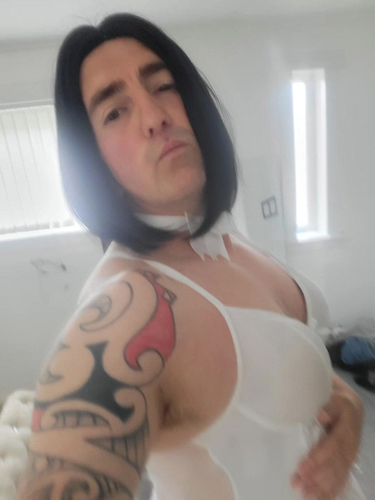 Sexig rak kille som älskar att klä sig som hora