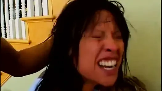 Dik memeli esmer kadın tüm deliklerine iki büyük yarak alıyor