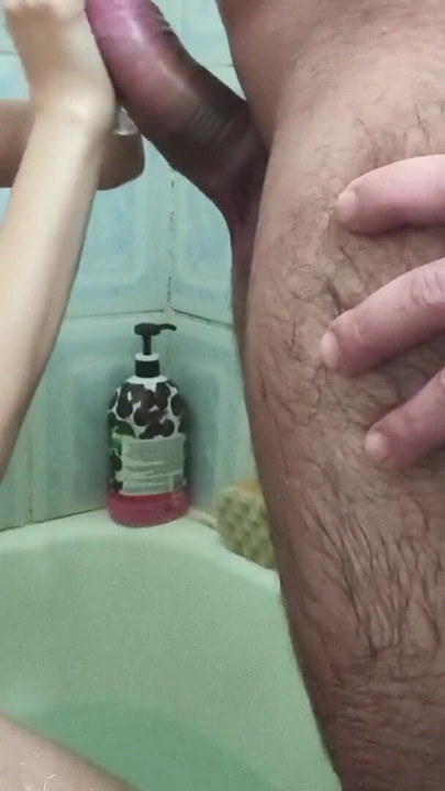 我在浴室里吮吸我继兄弟的大鸡巴，奶子上射了大量精液 | 短片 1