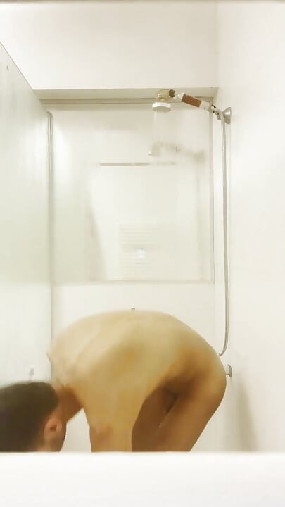 Duşta boşalana kadar mastürbasyon yapıyorum