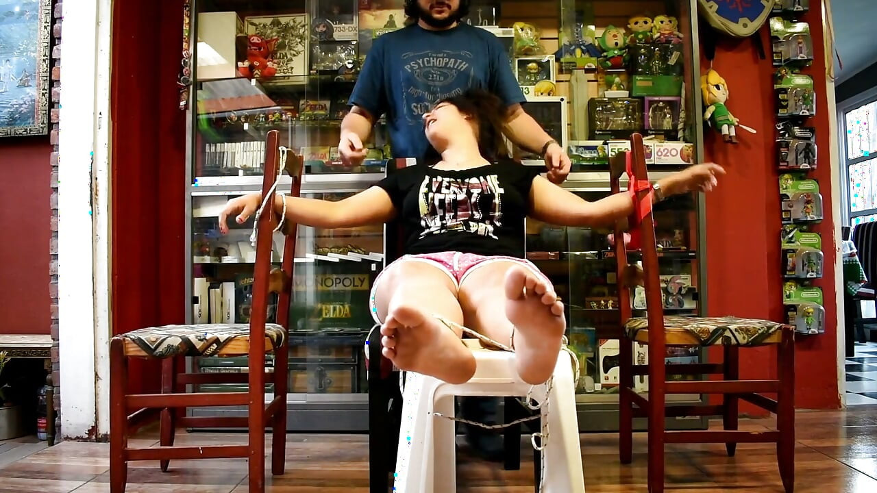 Pies en medias y dominación de cosquillas en el vientre - Bunny Looner