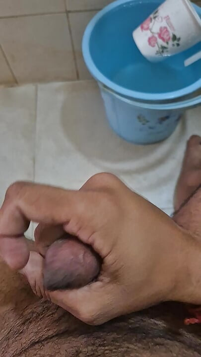 Corp gol flex în baie masturbare în baie și masturbare cu rapiditate foarte rapidă și spermă în baie înainte de duș