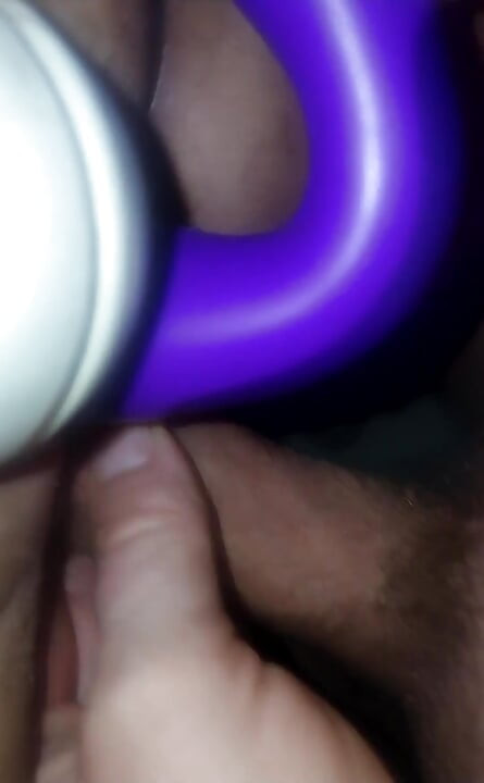 Kontolku ada di dalam memekmu disamping vibratormu