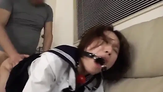 Neon Tokyo azdırıyor, parlak dudaklarla şehirde gezen taze bir taşralı kadın.