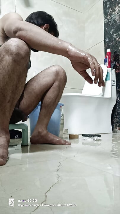 印度德西男孩显示淋浴时间