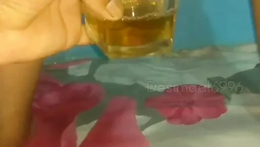 Sidik içen edepsiz fahişe Hintli ile sakso seksinin tadını çıkarıyor